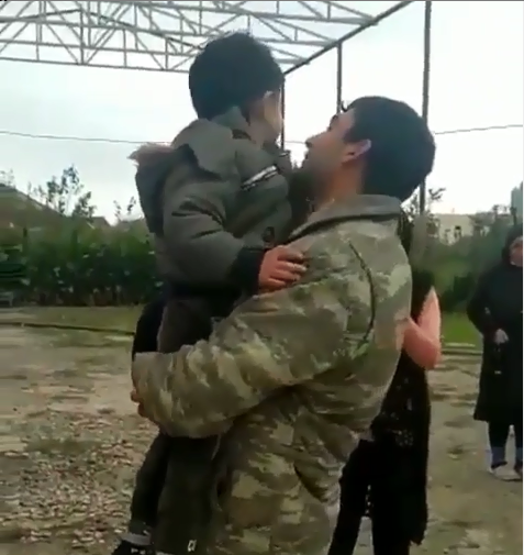 Cəbhədən qayıdan hərbçimizin övladı ilə görüşmə anı hər kəsi KÖVRƏLTDİ - VİDEO