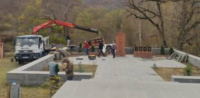 Ermənilər özləri ilə qəbir daşlarını da söküb aparırlar - FOTO