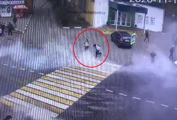 Məktəblilər yolu keçərkən istilik borusu partladı, uşaqlar yandı – VİDEO