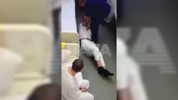 Ruhi dispanserdə tibb işçisi pasiyenti döyüb yerlə sürüdü - VİDEO