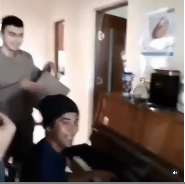 Əsgərlərimiz ermənilərin yaşadığı evdə çalıb, oynadılar- VİDEO