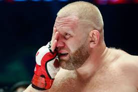 Naməlum şəxs Moskvada MMA döyüşçüsünə hücum etdi - VİDEO