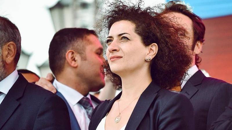 Paşinyan arvadına görə erməni generalı qovub (VİDEO)