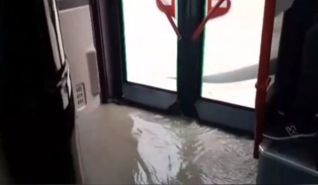 В Баку дождь затопил салон автобуса - ВИДЕО