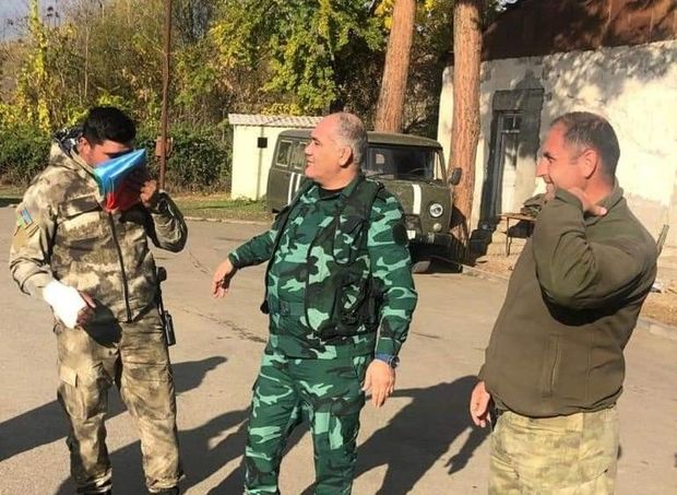 Firdovsi Umudov ön cəbhədə sərhədçilərimizə bayraq təqdim edib - FOTO