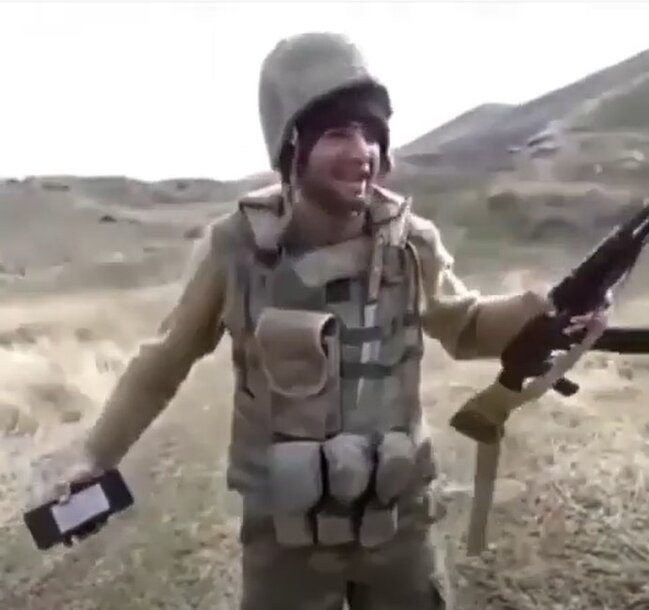 Sosial şəbəkədə videosu yayılan əsgərimizə avtomobil hədiyyə edildi - VİDEO