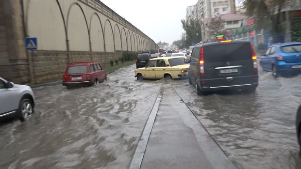 Yağışda paytaxt Bakı - VİDEOREPORTAJ