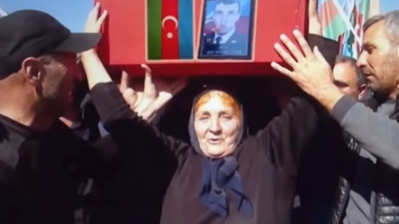 Şəhid övladının tabutunu başında daşıyan ana (VİDEO)