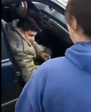 Anası evinə geri dönən qazimizin qarşısında diz çökdü - ÜRƏK DAĞLAYAN VİDEO