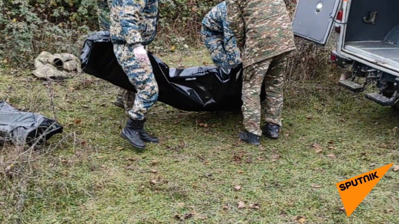 Erməni meyitləri qara kislərə yığılıb daşınır - VİDEO