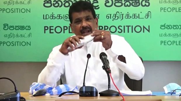 Şri-Lankada deputat canlı yayımda çiy balıq yedi - VİDEO