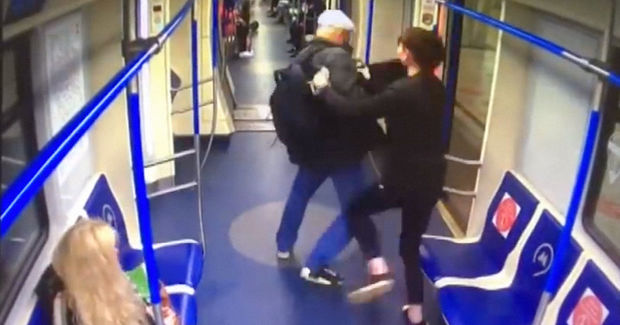 Moskva metrosunda gənc qız oğrunu döydü - VİDEO