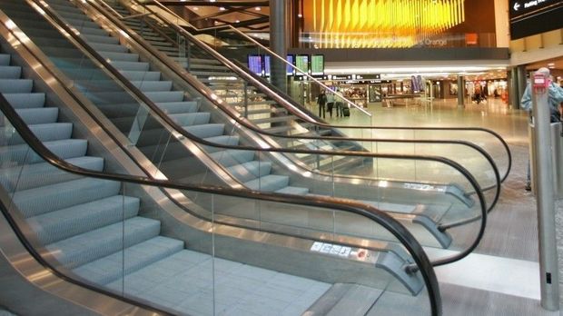 В России спасли ребенка, руку которого затянуло в эскалатор - ВИДЕО