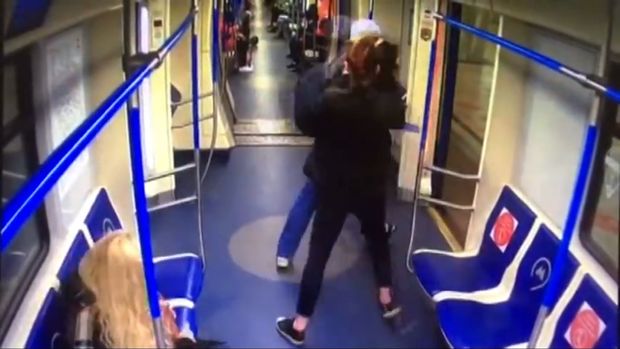 Девушка набросилась на вора в московском метро и попала на видео