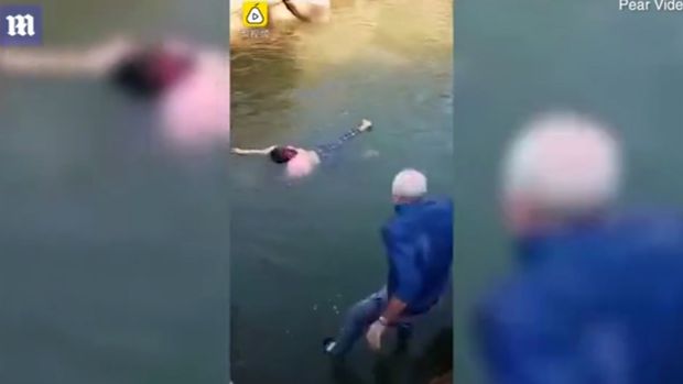 Высокопоставленный дипломат спас тонущую в реке девушку на глазах у толпы зевак - ВИДЕО
