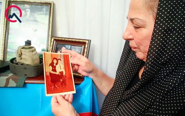 Şəhid polkovnikin anası: “Polad Həşimovun məzarına gül qoymaq arzusu idi, onun yanında dəfn olundu” - VİDEO