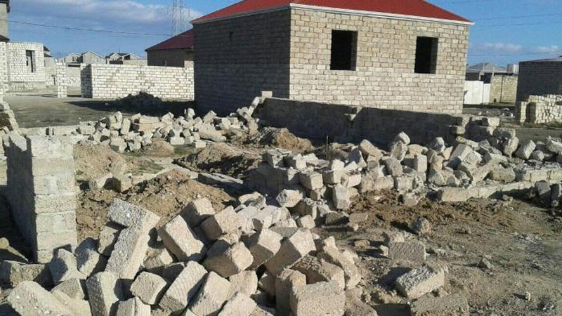 Rəsmi şəxslər döyüşən əsgərin evinin dağıdılmasına haqq qazandırdı (AÇIQLAMA)