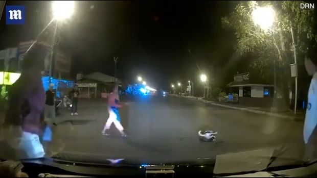 Kənd sakinləri pişiyi iki metrlik pitondan xilas etdilər - VİDEO