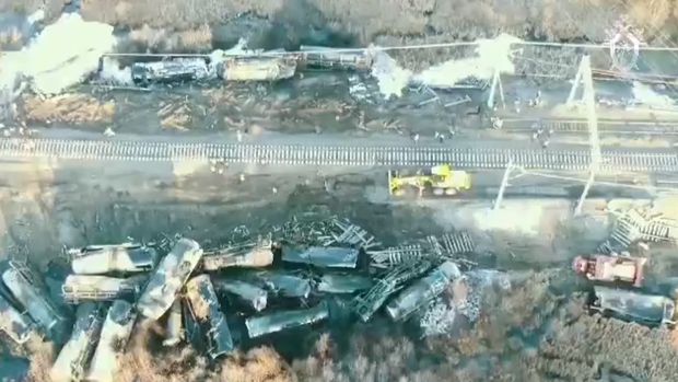 Relsdən çıxaraq aşan mazut daşıyan qatarların səmadan görüntüsü - VİDEO