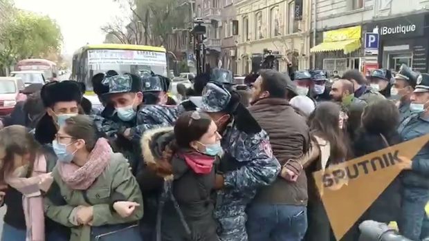 Paşinyanın istefasını tələb edən etirazçılar yolları bağladı: Avtobus insanları əzdi - VİDEO