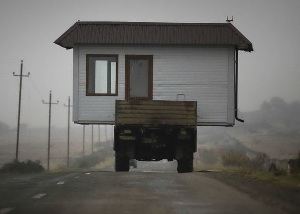 Azərbaycanın azad edilmiş torpaqlarını tərk edən erməni ailəsi evini özü ilə apardı - FOTO
