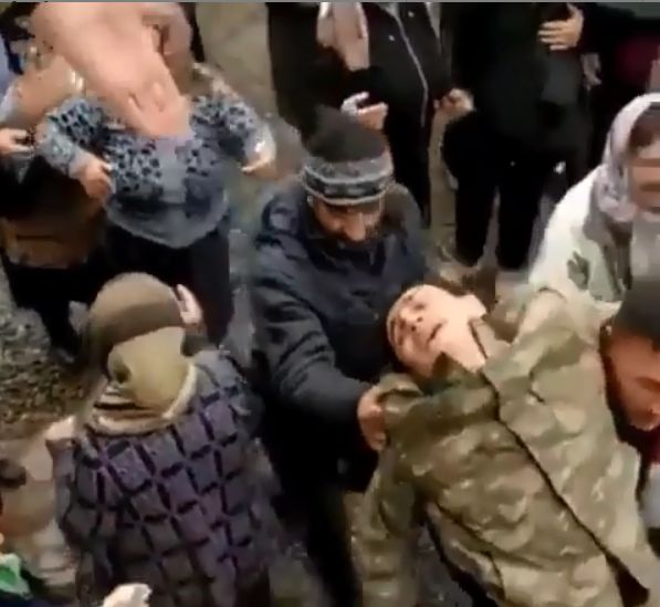 Şəhid qardaşını dəfn edən qardaşın vəziyyəti gərginləşdi - ÜRƏK DAĞLAYAN VİDEO