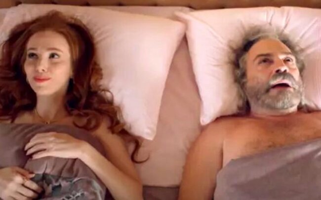 Yataq səhnələri diqqət çəkdi - VİDEO