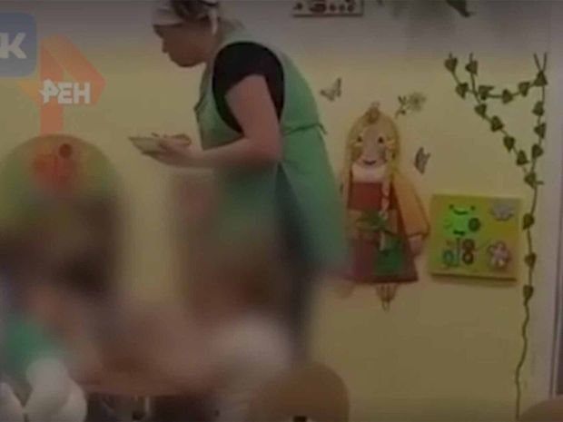 Воспитательница детсада избила ребенка во время еды и попала на видео
