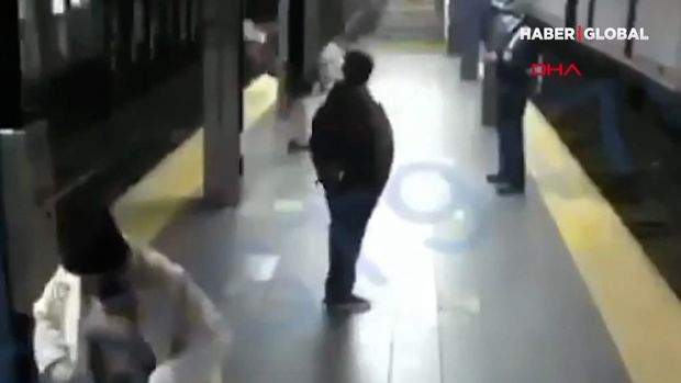 Hərəkətdə olan qatarın altına düşən qadın sağ qaldı – VİDEO