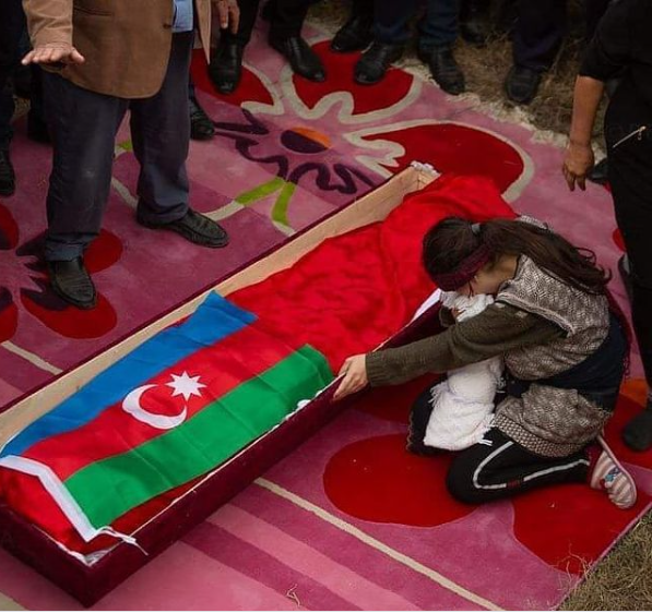 20 yaşlı Lalə qucağında körpəsi ilə həyat yoldaşının tabutu yanında - ÜRƏK DAĞLAYAN GÖRÜNTÜ