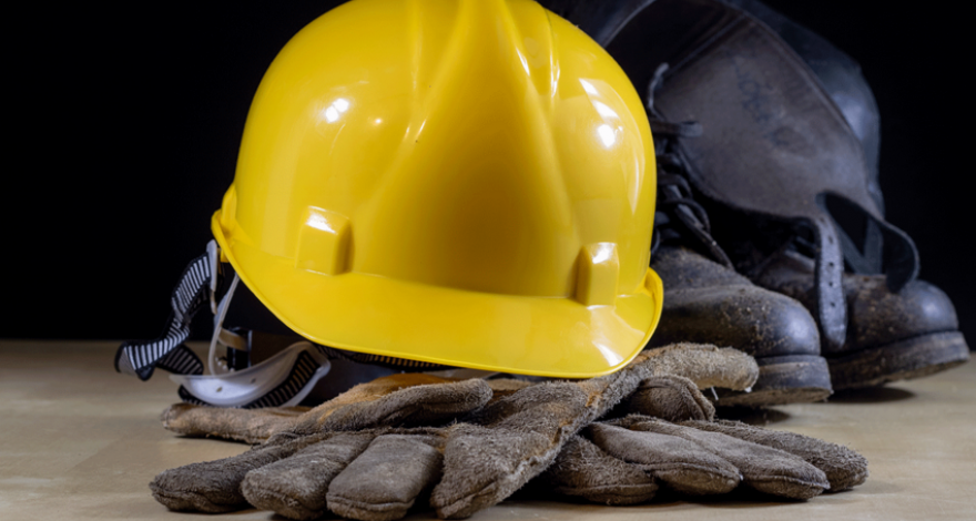 В Баку рабочий упал с девятиэтажного здания