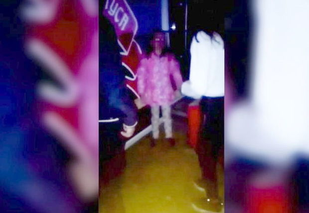 Yeniyetmə oğlanlar 10 yaşlı qızı qəddarcasına döydülər - VİDEO