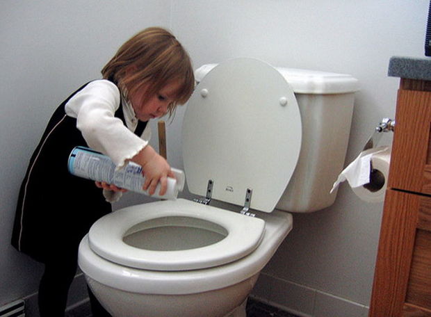 Rusiyada bağçada cəza kimi uşaqlara unitaz təmizlətdiriblər