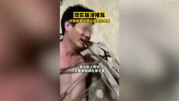 Мужчину посадили в клетку и подвергли древнему наказанию за измену - ВИДЕО