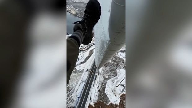 Hündür körpünü buzlardan təmizləyən şəxsin başgicəlləndirici VİDEOSU