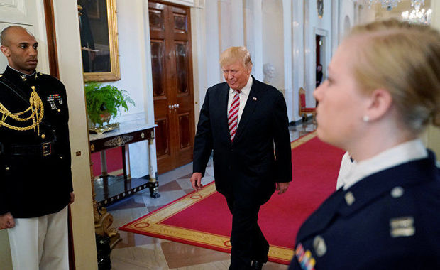 Tramp Ağ Evi tərk etmə şərtini irəli sürüb