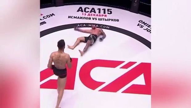 MMA döyüşçüsü ayağı ilə rəqibinin başından vuraraq, onu nokauta saldı - VİDEO