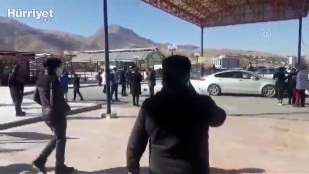 Люди вышли на улицы после землетрясения на востоке Турции - ВИДЕО