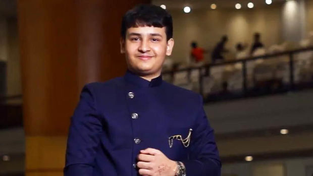 14 yaşında universitet məzunu oldu - FOTO