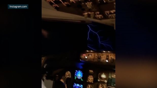 Gecə uçuşu zamanı təyyarənin göyərtəsindən çəkilən təbiət hadisəsi - VİDEO