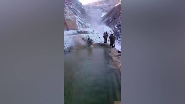 Азербайджанские солдаты пьют воду из родника Истису в Кельбаджаре – ВИДЕО