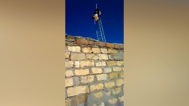 Əsgərlərimiz Ermənistan bayrağını erməninin özünə endirtdirdilər - VİDEO