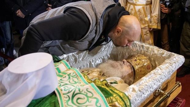 Kilsədə məsuliyyətsizlik: Koronavirusdan ölmüş din xadimlərini öpmək baha başa gəldi