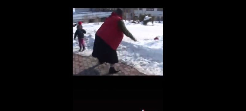 Laçından çıxmaq istəməyən erməni qadın saçını yonub qışqırdı - VİDEO