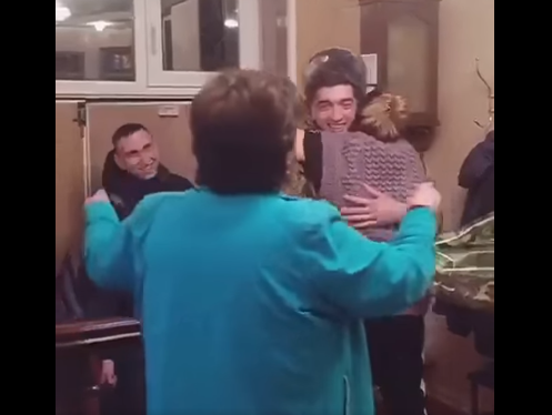 Qəfil gələn ƏSGƏRİN ailəsinə yaşatdığı SEVİNC ANI - VİDEO