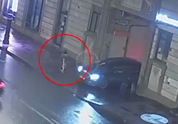 Uşağı vurduğunu görməyib, yüz metr sürüdü - VİDEO