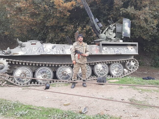 Şuşa döyüşlərində yaralanan qazimizin ailəsinə QOVUŞMA ANI- VİDEO