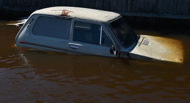 В Кюрдамире автомобиль упал в канал, водитель пострадал