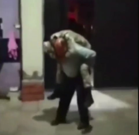 Cəbhədən qayıdan oğlunu kürəyində gəzdirən ata ÜRƏK DAĞLADI - VİDEO