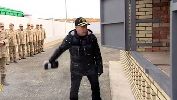 Türkmənbaşı yenidən diqqət mərkəzinə düşdü: Narkotik vasitələri sobada yandırdı - VİDEO